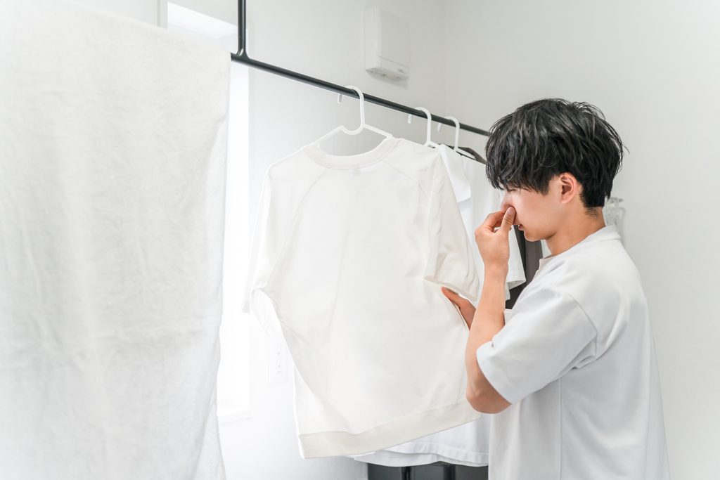 ผู้ชายตากผ้า เสื้อมีกลิ่นอับชื้นหลังซัก